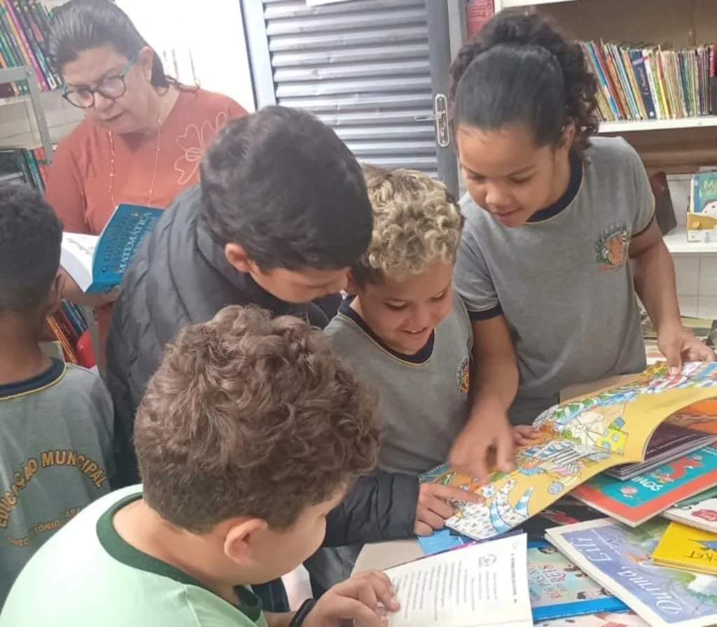 Alunos com livros