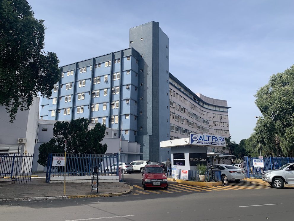 Justiça determina transferência de paciente; internação na Santa Casa ocorreu antes de decisão judicial, mas mulher morreu horas depois