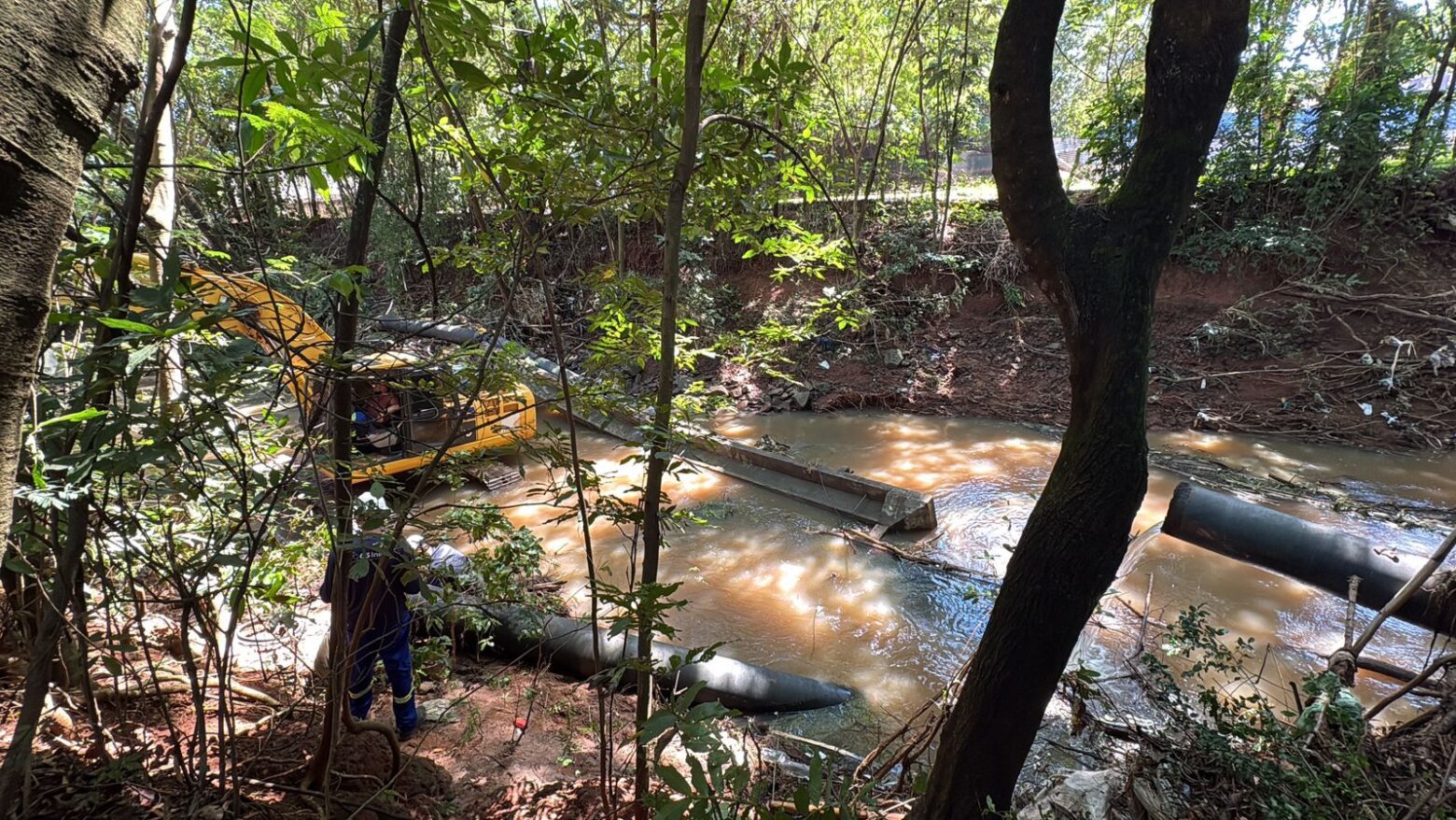 Adutora rompida após tempestade é consertada e abastecimento começa a ser retomado em 21 bairros