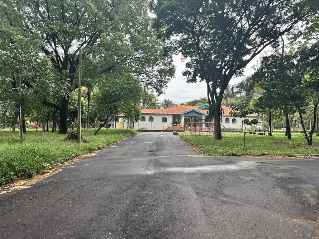 Prefeitura lava corredores da Praça do Parque Infantil após situação mostrada pelo Nossa Cidade