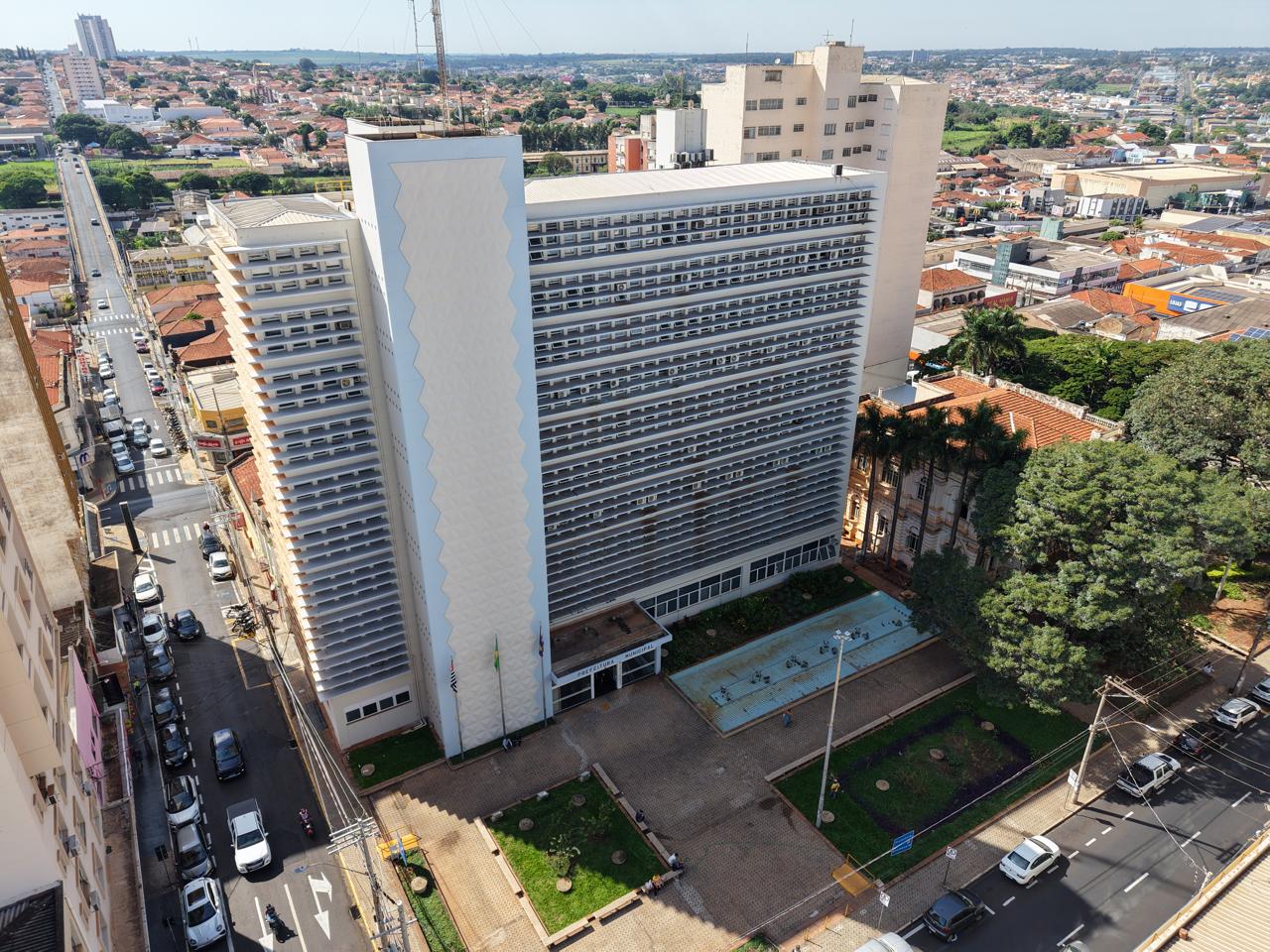 Prefeitura de Araraquara vai pagar servidores em etapas e expõe crise financeira