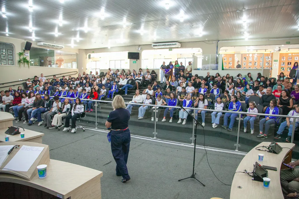 Conferência da Juventude reúne estudantes para discutir futuro da educação em Andradina