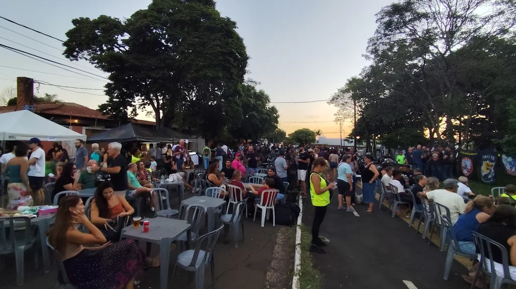 Praça com mesas